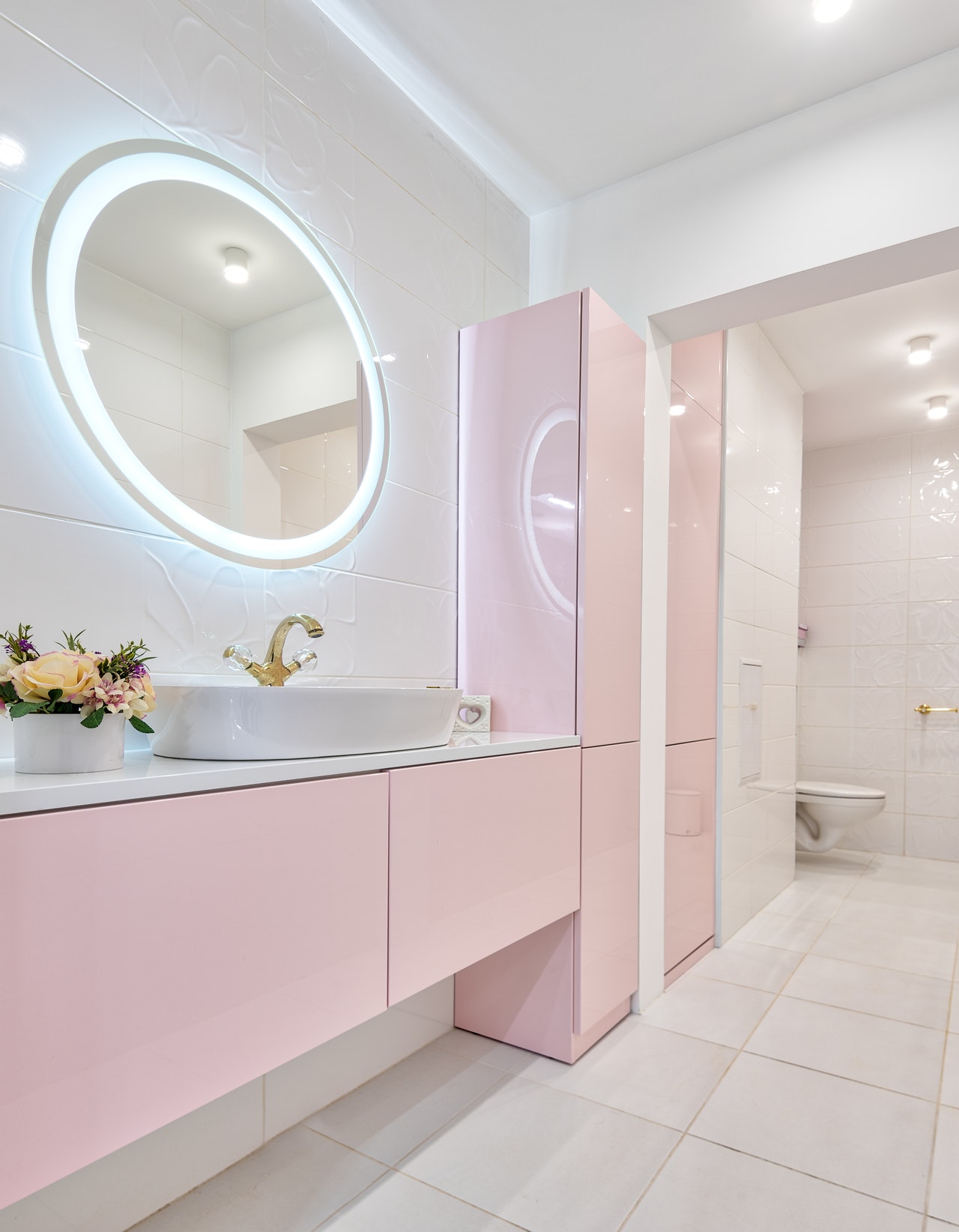 Розовый оттенок в интерьере ванной комнаты