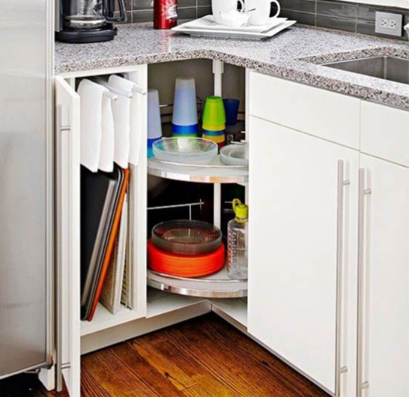 Полка-карусель в угловом шкафу кухни
