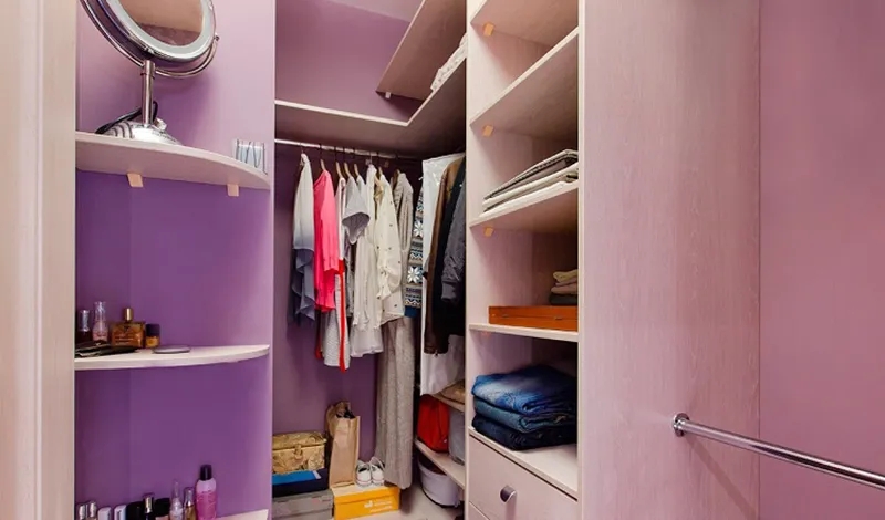 Яркая комната для хранения вещей и одежды