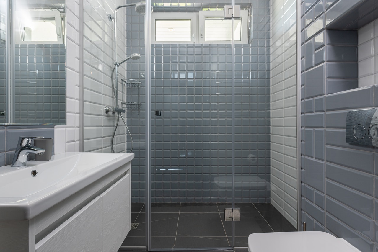 серый, белый, холодный голубой в дизайне ванной комнаты 2023 